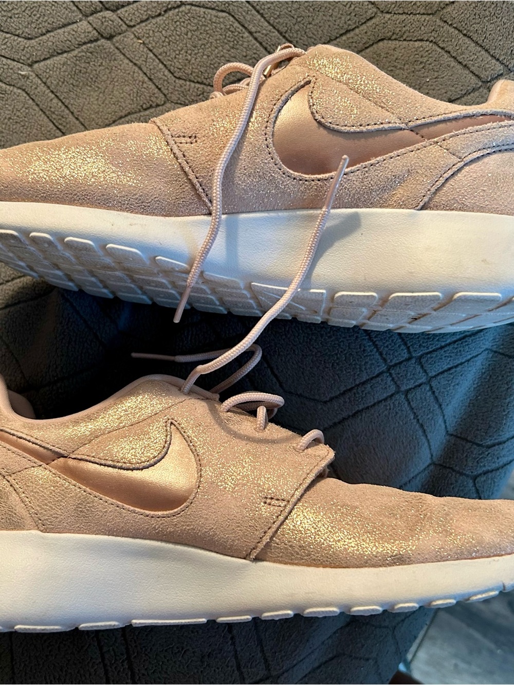 Nike Women’s Roshe Run Glitter Sneaker - Gold Size 8.5